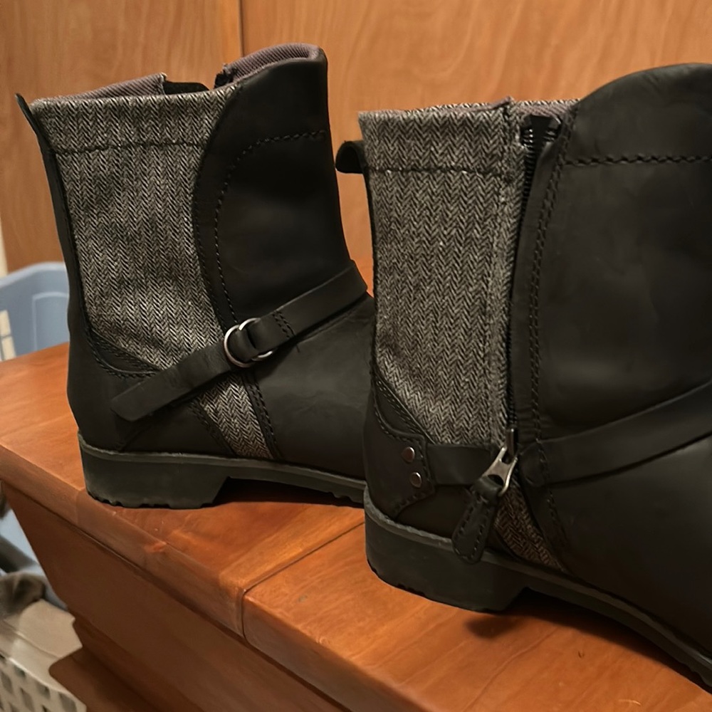 Women’s boot Eddie Bauer never worn